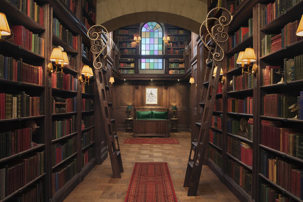 Espacio de alojamiento inspirado en bibliotecas clásicas, donde los visitantes pueden dormir rodeados de libros y lámparas cálidas. Parte del auge de hoteles literarios en Europa y Asia.