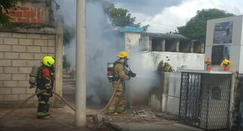 Desconocidos incendian la tumba de