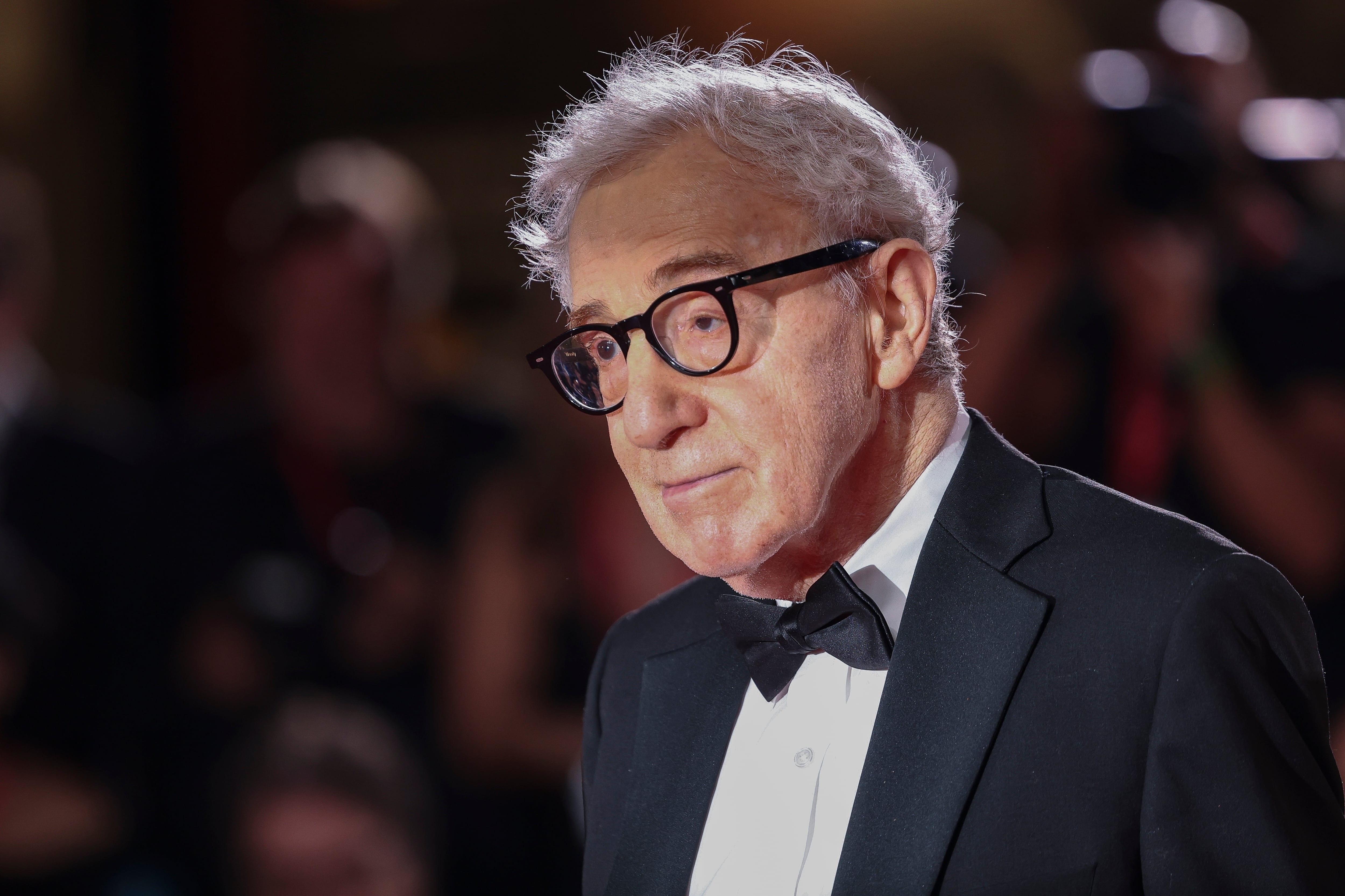 ARCHIVO - El director Woody Allen posa para fotógrafos a su llegada para el estreno de la película