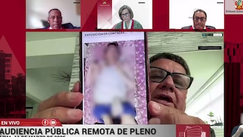 Abogado muestra al TC foto