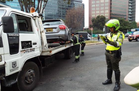 El conductor explicó que se acomodó a dormir en su carro estacionado tras pasar la noche en vela.- crédito Secretaría de Tránsito de Bogotá