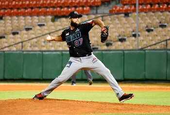 Richeison Peña de los Gigantes del Cibao lanza frente a Las Águilas Cibaeñas hoy, durante un juego de la serie final del béisbol profesional dominicano en el estadio Cibao en Santiago (República Dominicana). EFE/Luis Tavárez