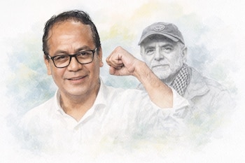 Ilustración acuarela: Hombre joven con gafas y camisa blanca en primer plano, haciendo un puño, sobre un retrato monocromático de hombre mayor con gorra y barba.