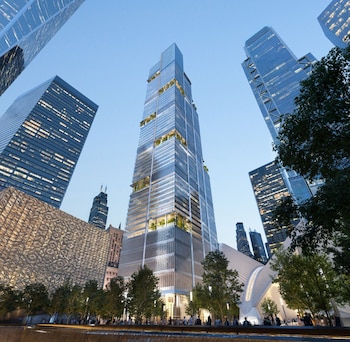Múltiples rascacielos modernos de cristal, uno con vegetación en terrazas, un edificio con fachada geométrica, el Oculus, árboles y un estanque con personas