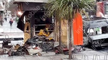 Un auto abandonado se incendió y le quemó el puesto de diarios: la Justicia condenó a la municipalidad