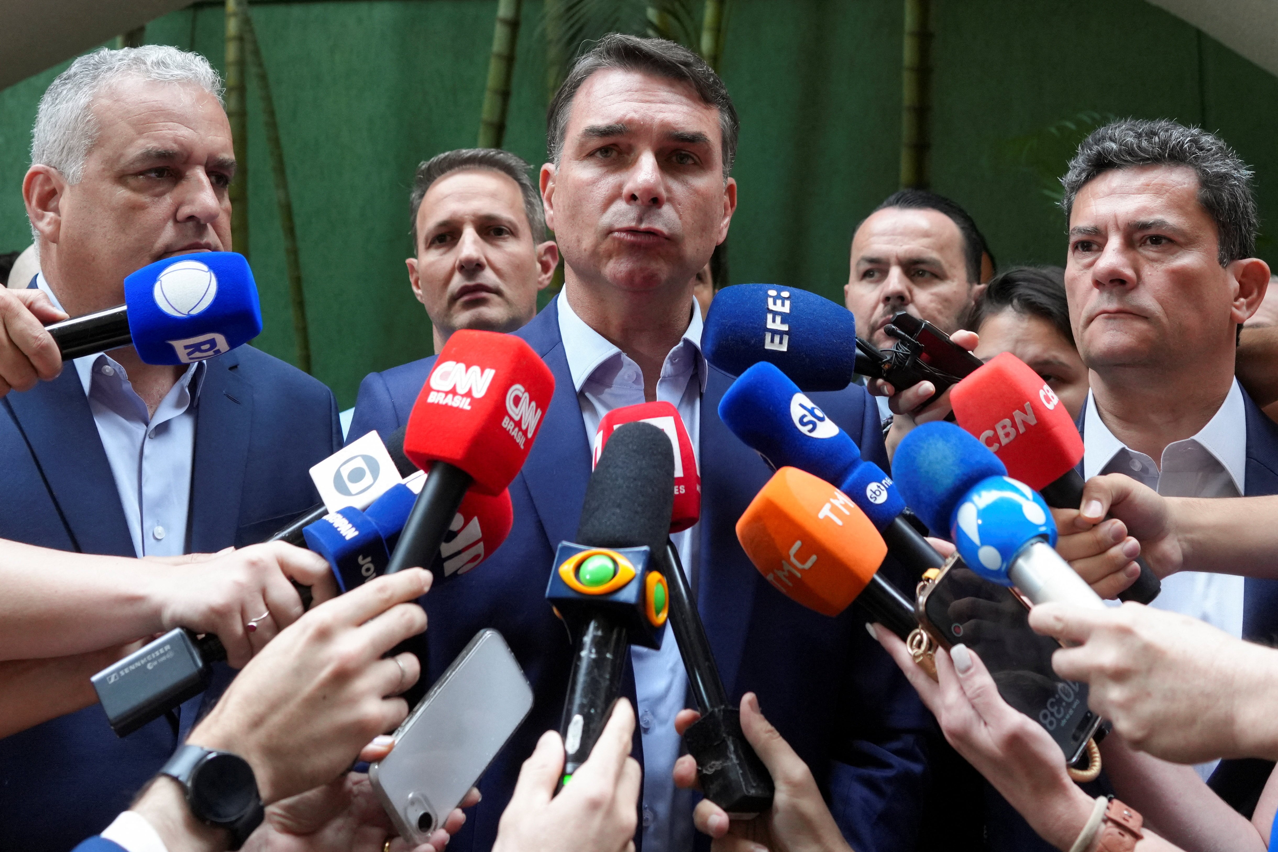 Flávio Bolsonaro presentó en Brasil un plan para crear 500.000 plazas para reclusos con nuevas cárceles y ampliación de presidios. (REUTERS/Alexandre Meneghini)