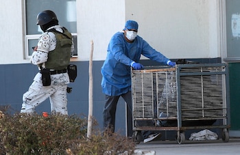 México paga a los y