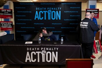 Deanna Smith, esposa del condenado Kenneth Smith, denunció que hubo "falta de compasión" en los momentos finales de su esposo. (REUTERS/Micah Green)