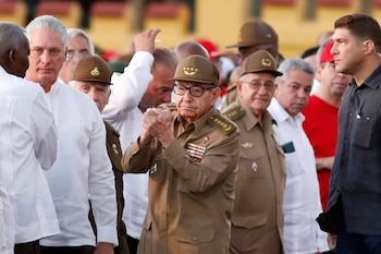 Raúl Castro junto al dictador cubano Miguel Díaz-Canel durante una ceremonia que conmemora el 70 aniversario del asalto rebelde del 26 de julio de 1953, liderado por el fallecido líder cubano Fidel Castro contra el cuartel Moncada, Santiago, Cuba, 26 de julio de 2023. REUTERS/Alexandre Meneghini