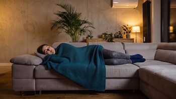 Dormirse en el sofá y desvelarse en la cama: expertos explican por qué ocurre y cómo mejorar el sueño
