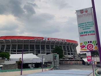 La organización capitalina refuerza la narrativa institucional con frases como "La pelota vuelve a casa" en las zonas aledañas. (Foto: Raúl A. González/Infobae México)