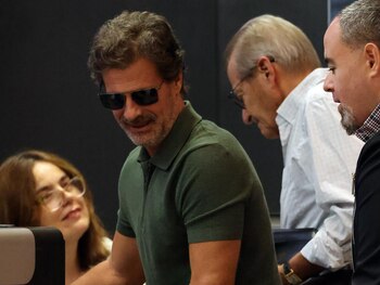 Rodolfo Sancho, en el aeropuerto Adolfo Súarez Madrid-Barajas antes de poner rumbo a Tailandia. (Europa Press)