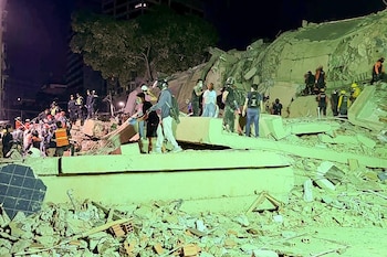 Civis e equipes de resgate ajudam na busca por sobreviventes do devastador terremoto na Venezuela (Europa Press)