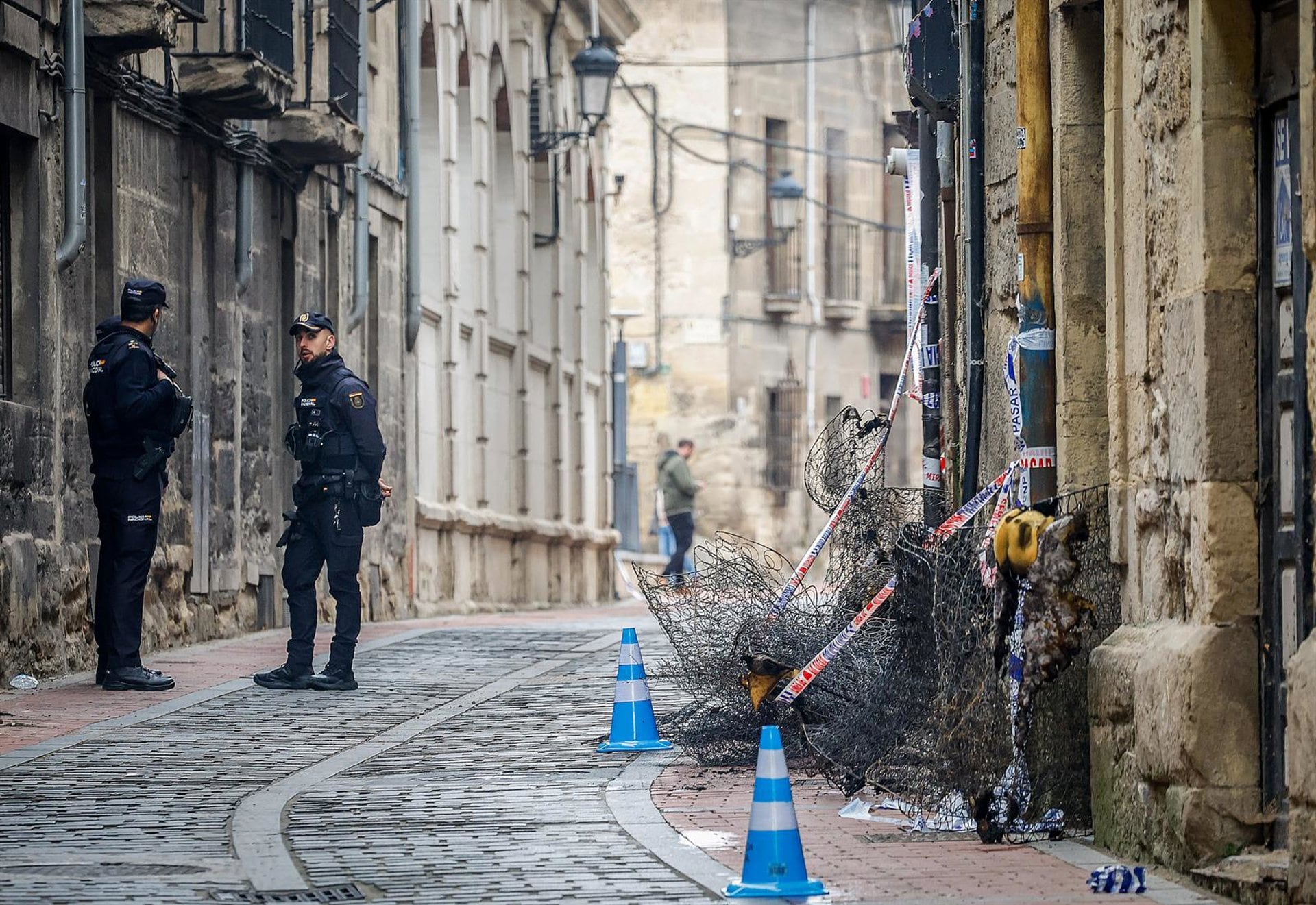 11/03/2026 Dos agentes custodian la entrada del edificio en el que se ha producido el incendio, a 11 de marzo de 2026, en Miranda de Ebro, Burgos, Castilla y León (España). El incendio en una vivienda de la localidad ha provocado la muerte de tres mujeres ha sido