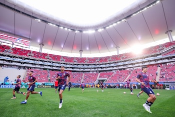 La renovación del Estadio Guadalajara incluye césped híbrido certificado, pantallas LED y sistemas de audio de última generación. (X @Chivas)