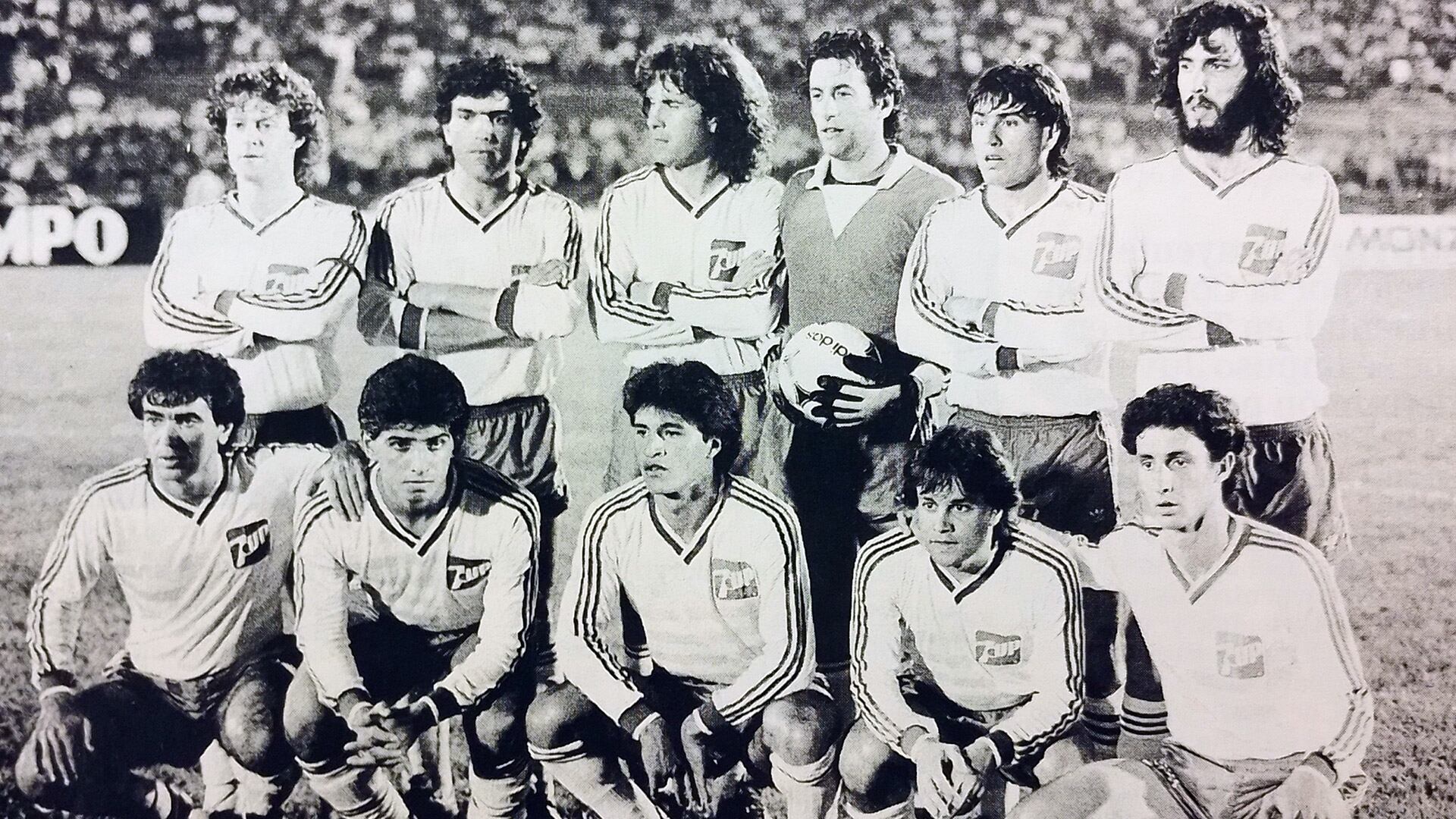 La noche que Argentinos ganó la Copa Libertadores. Parados: Adrián Domenech, José Luis Pavoni, Jorge Pellegrini, Enrique Vidallé, Carmelo Villalba, Sergio Batista. Abajo: Jorge Olguín, Mario Videla, Claudio Borghi, Emilio Commisso, Renato Corsi