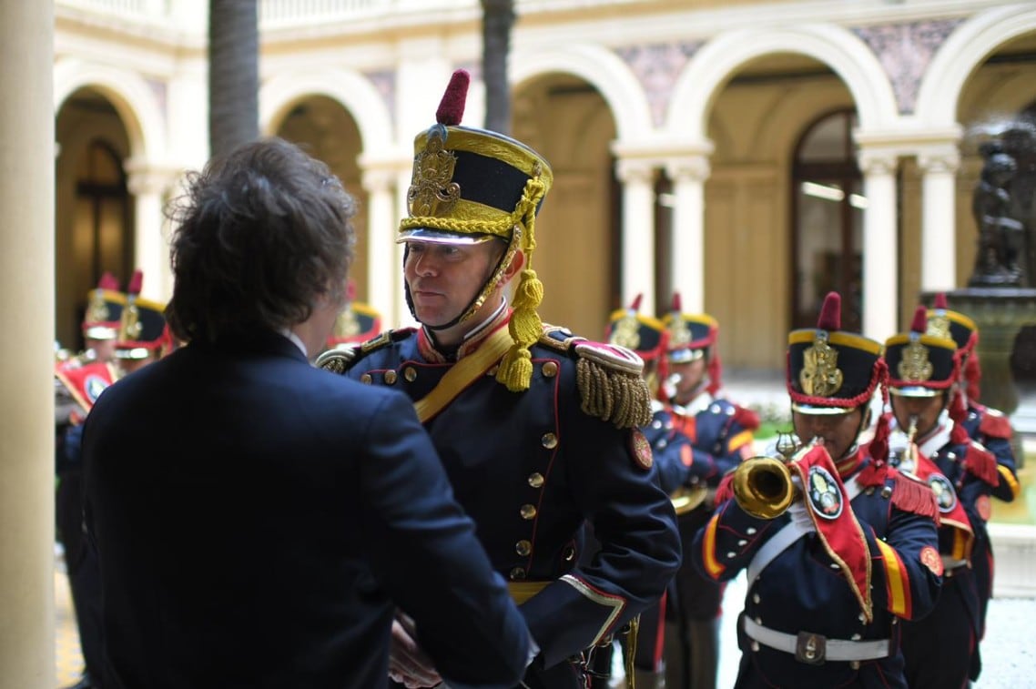 Milei saluda a un jefe del Regimiento de Granaderos a Caballo en la Casa Rosada