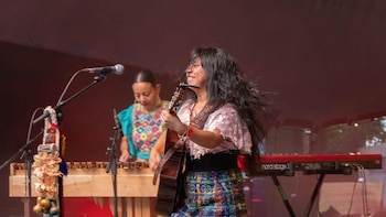 La cantautora guatemalteca Sara Curruchich recibió el Galardón Grace a la Música en el Festival de Marimba Paiz