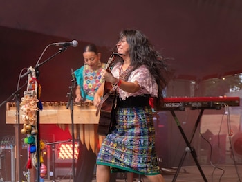 La obra de Sara Curruchich une kaqchikel y español y suma reconocimientos internacionales por su música y su defensa de los derechos de las mujeres y de los pueblos indígenas.