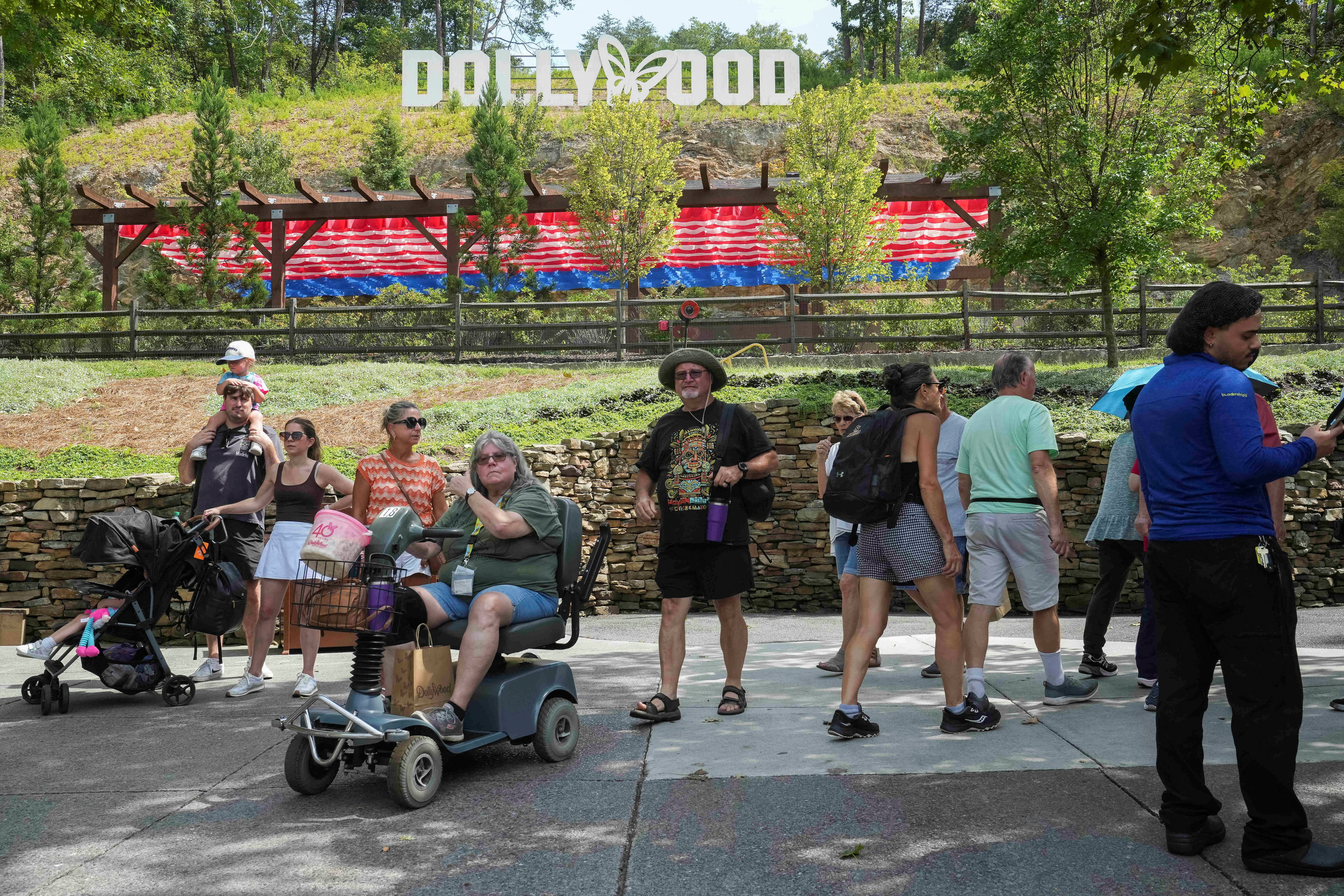 El legado de Dolly Parton en Tennessee incluye Dollywood, Splash Country, DreamMore Resort, HeartSong Lodge & Resort y The Dolly Parton Experience. (REUTERS/Megan Varner)