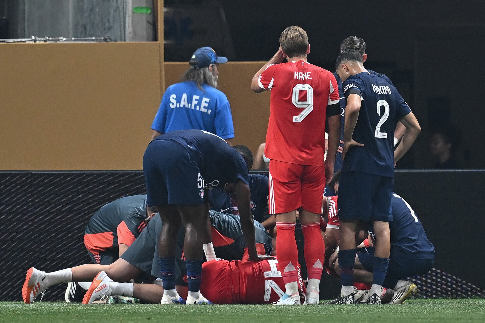 Musiala quedó tendido en el suelo tras un choque con Donnarumma (Foto: AFP)