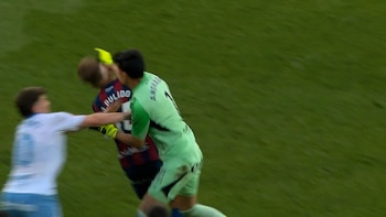 El ataque de furia de Esteban Andrada en España: el video con la impactante trompada que le pegó a un rival tras su expulsión