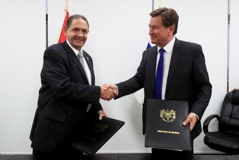 Rodolfo Acuña Namihas (izquierda) asume