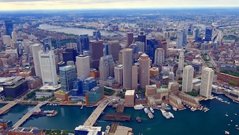 Vista aérea panorámica del vibrante horizonte de Boston y sus rascacielos