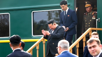 Kim Jong-un sonríe al llegar