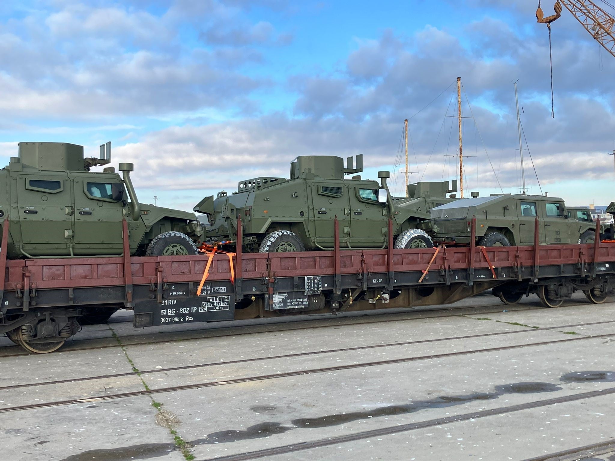 Vehículos del ejército español montados en un tren (EMAD)
