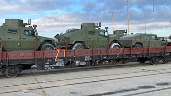 Suspenden a un militar por causar un accidente que dejó heridos a cuatro compañeros: abandonó su vehículo en una cuesta sin echar el freno