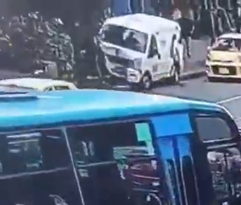 Una adulta mayor murió tras ser arrollada por una Aerovan que se subió al andén de la avenida Santander en Manizales - crédito Captura de video
