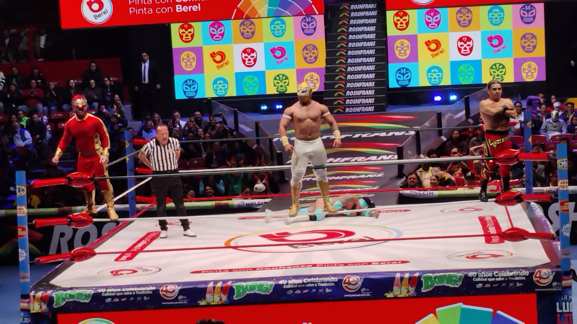 El equipo técnico abrió la función con una victoria destacada, donde Shockercito aplicó una Atlántida sobre Mercurio para llevarse la lucha junto a Angelito y Galaxy ante el trío rudo. (Foto: Jesús Flores Beltrán)