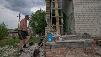 Un hombre reconstruye su hogar,