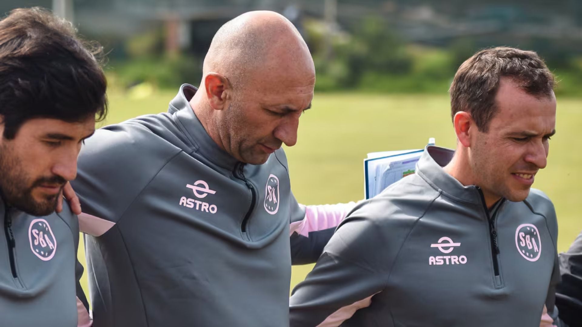 Cristian Paulucci acompañado de su comando técnico. - Crédito: Sport Boys
