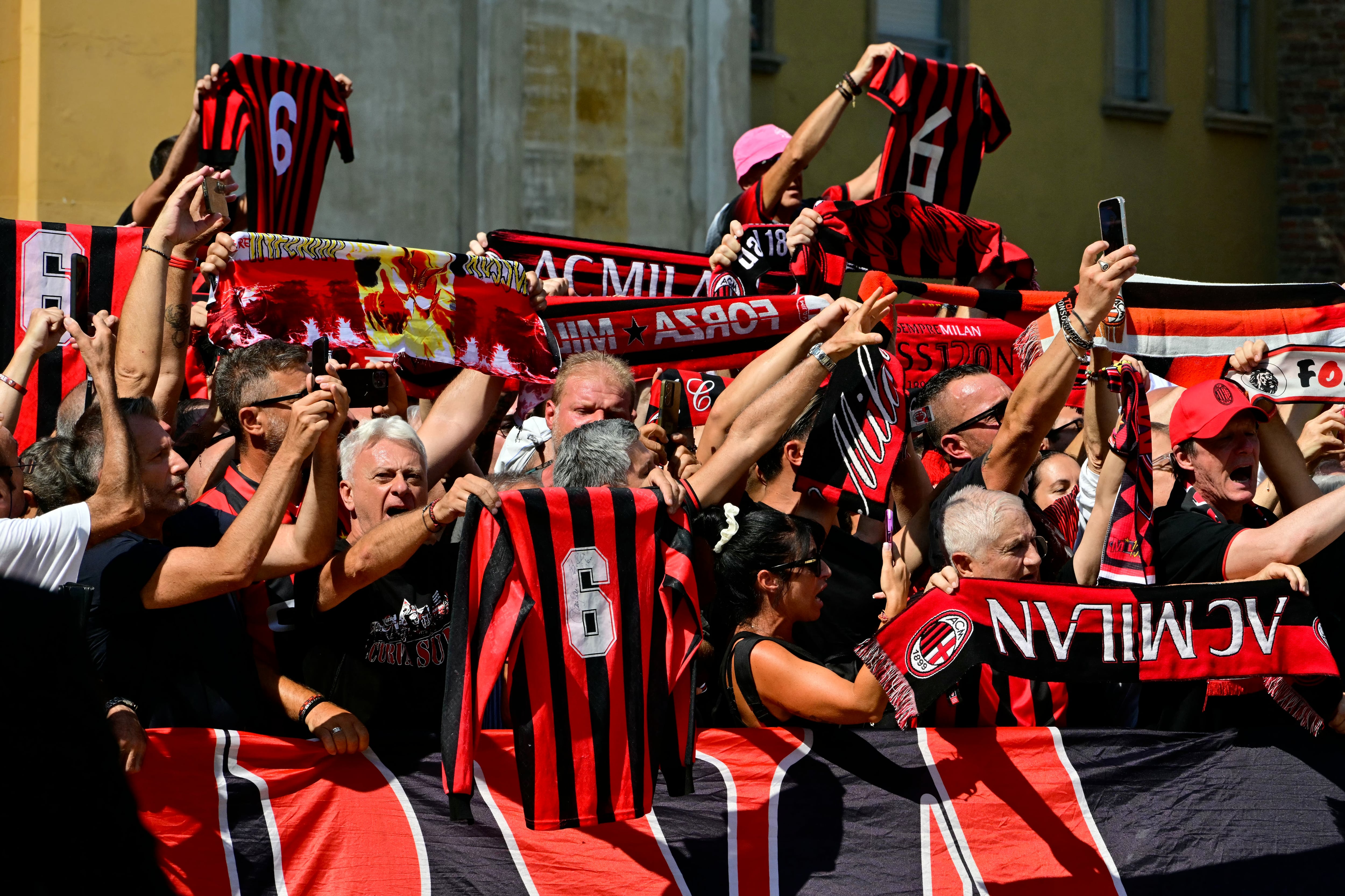 Aficionados del AC Milan reaccionaron a la llegada del féretro del fallecido futbolista del AC Milan, Franco Baresi