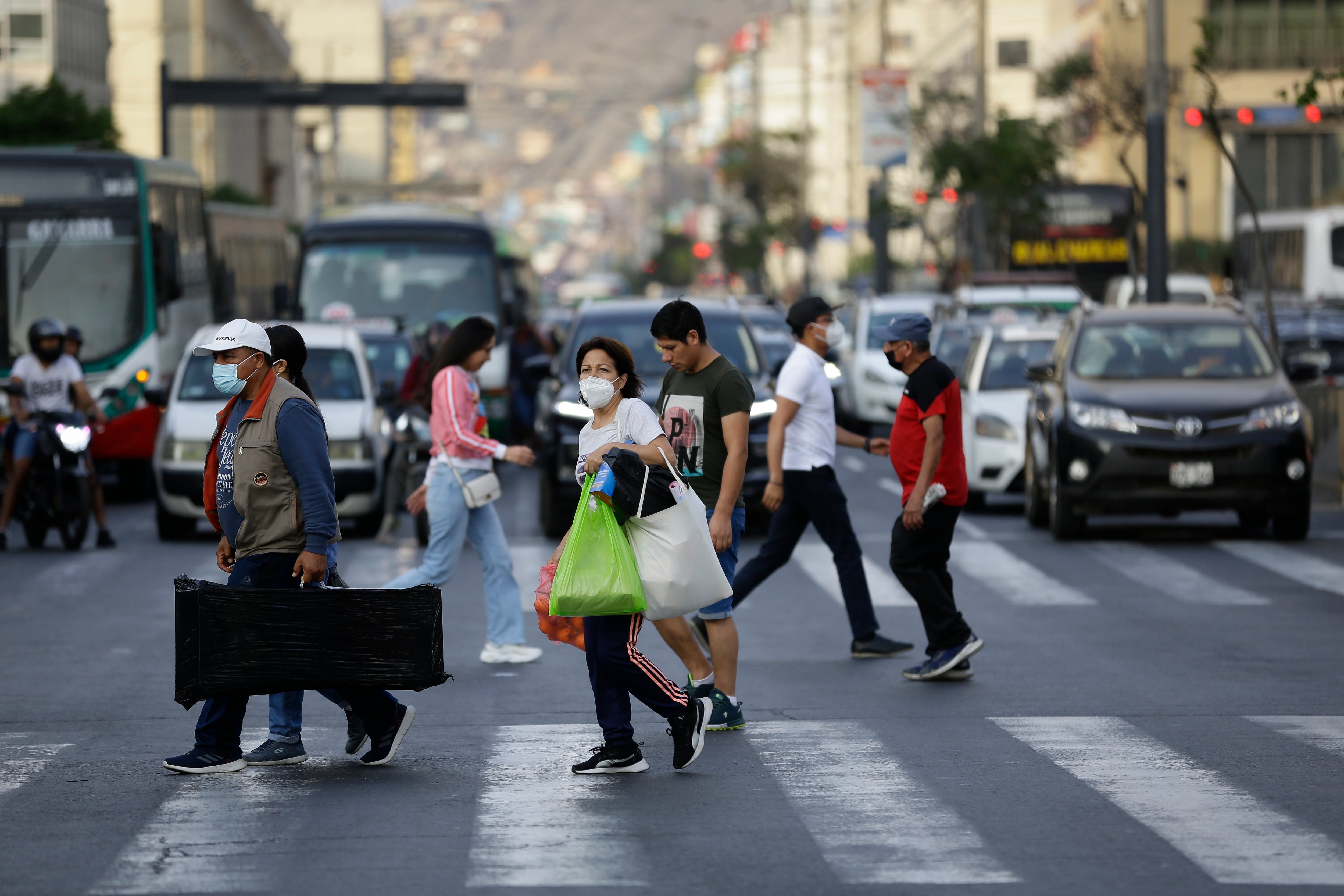 Fotografía de archivo que muestra a personas caminando en una calle de Lima (Perú). EFE/ Bienvenido Velasco
