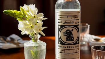 Un licor tradicional prohibido en Irán resurge en Nueva York
