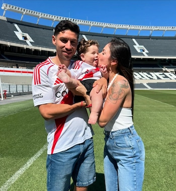 Gonzalo Montiel junto a su