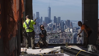 Nueva York aprueba mayor protección para trabajadores lesionados: qué cambia para los inmigrantes hispanos en la construcción