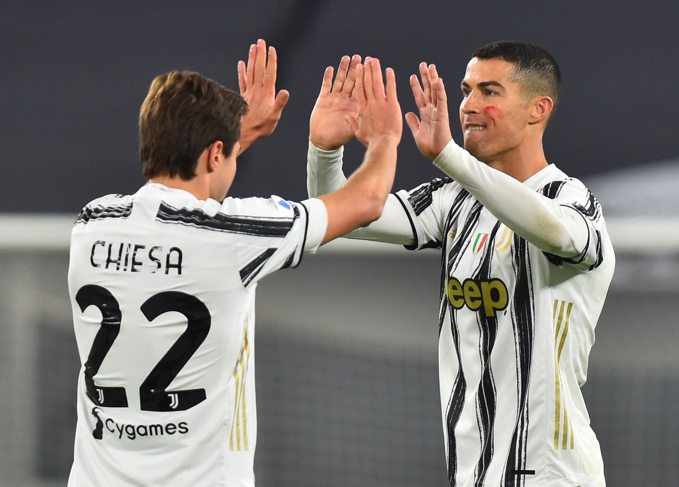 Federico Chiesa fue compañero de equipo de Cristiano Ronaldo en Juventus (REUTERS/Massimo Pinca)