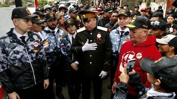 Valentín Santana, con sueter rojo,