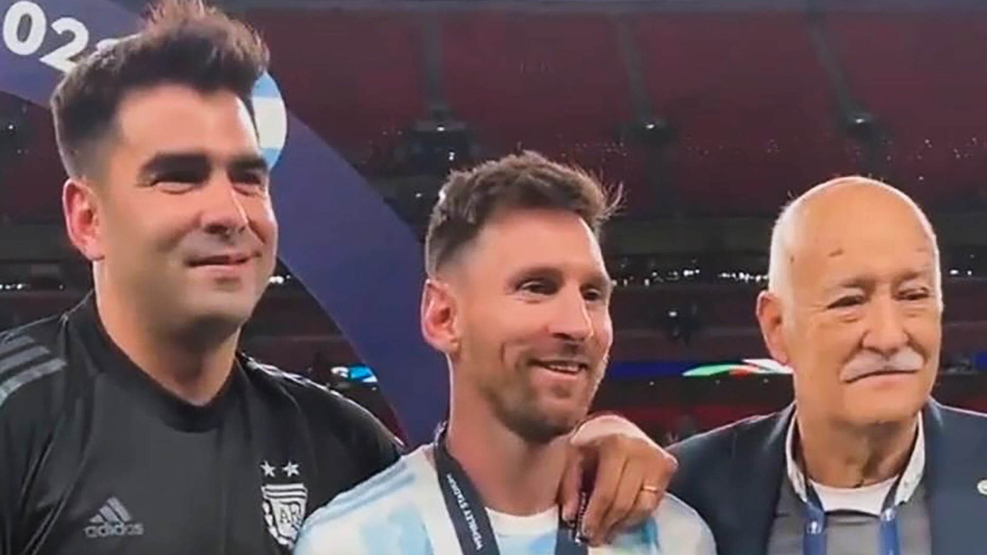 Messi junto a Omar Souto y su hijo Juan Cruz tras ganar la Finalissima