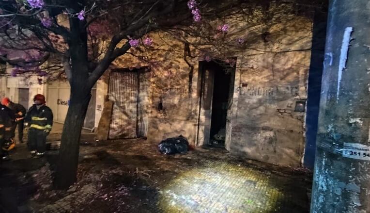 Otro incendio en Córdoba dejó tres muertos, entre ellos dos niños, en un caso con antecedentes de violencia familiar (El Doce TV)