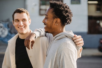 Dos amigos dando un paseo en la calle (Pexels)