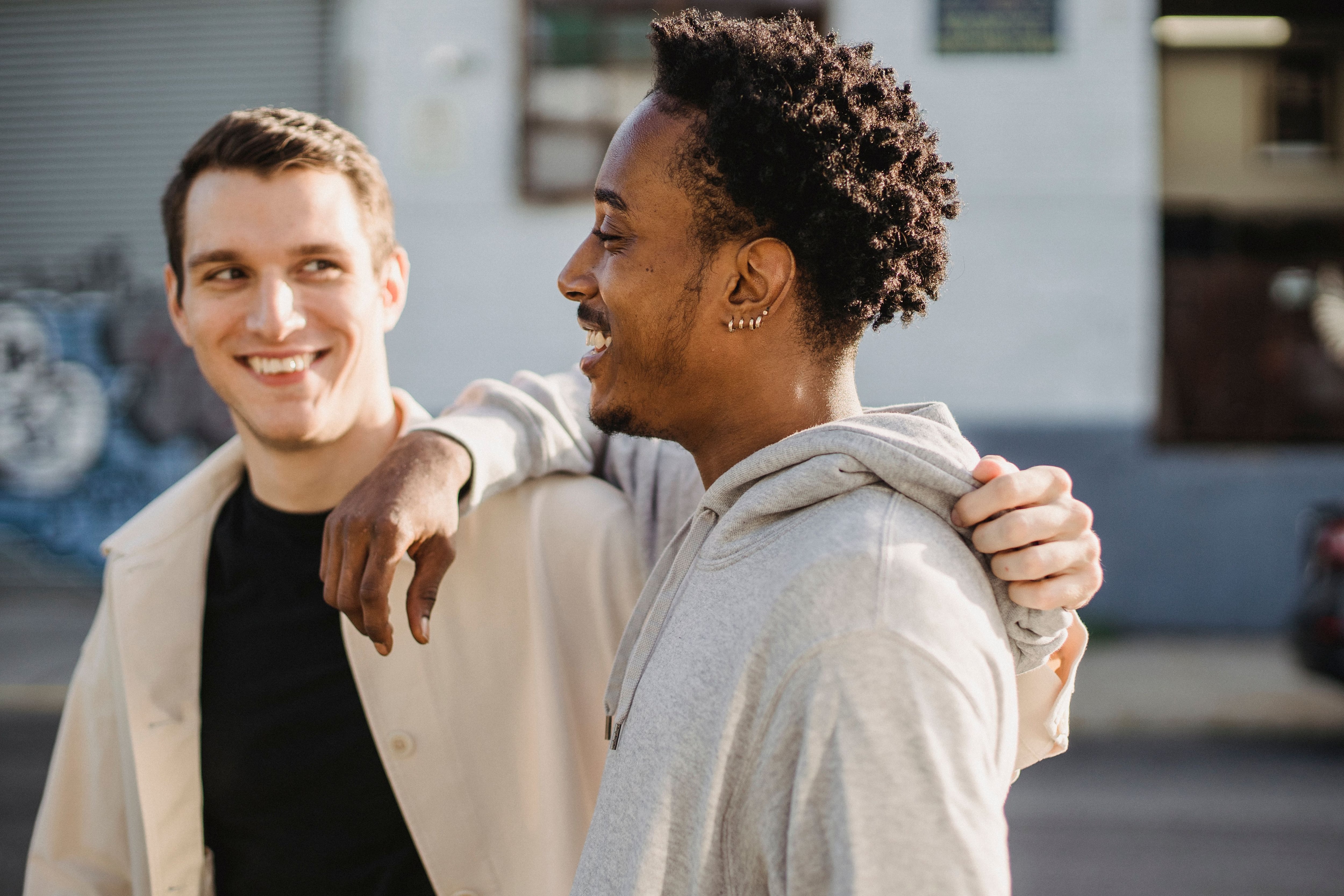 Dos amigos dando un paseo en la calle (Pexels)