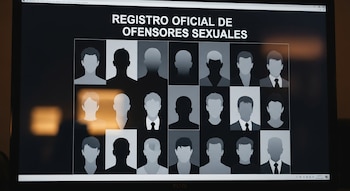 Pantalla de ordenador muestra el título Registro Oficial de Ofensores Sexuales y una cuadrícula con veinte siluetas masculinas.