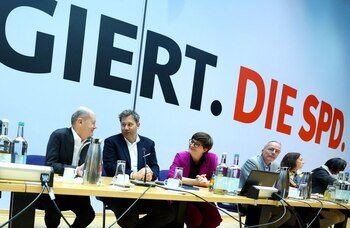 El canciller alemán, Olaf Scholz, los dirigentes del Partido Socialdemócrata (SPD), Lars Klingbeil y Saskia Esken, y el secretario general del SPD, Matthias Miersch, asisten a una reunión de la junta directiva del SPD en Berlín, Alemania. 11 de noviembre de 2024 (REUTERS/Lisi Niesner)