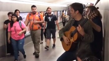 Rodrigo de la Serna tocó en el subte con su banda, Yotivenco: “La reacción del público fue maravillosa”
