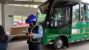 Por descarado: conductor de bus se conectó a un hidrante para limpiar su carro y la Secretaría de Movilidad de Medellín tomó medidas